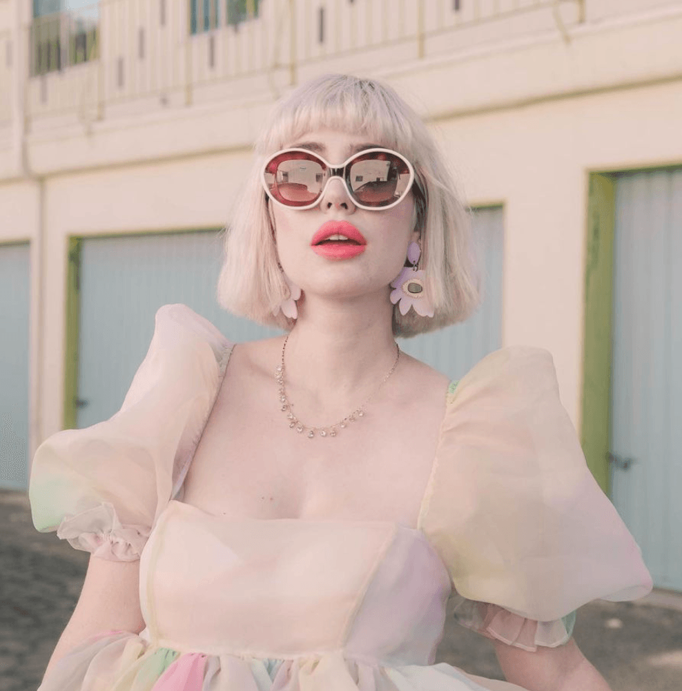 Amy Roiland in Kaleos Eyehunters - sunglasscurator