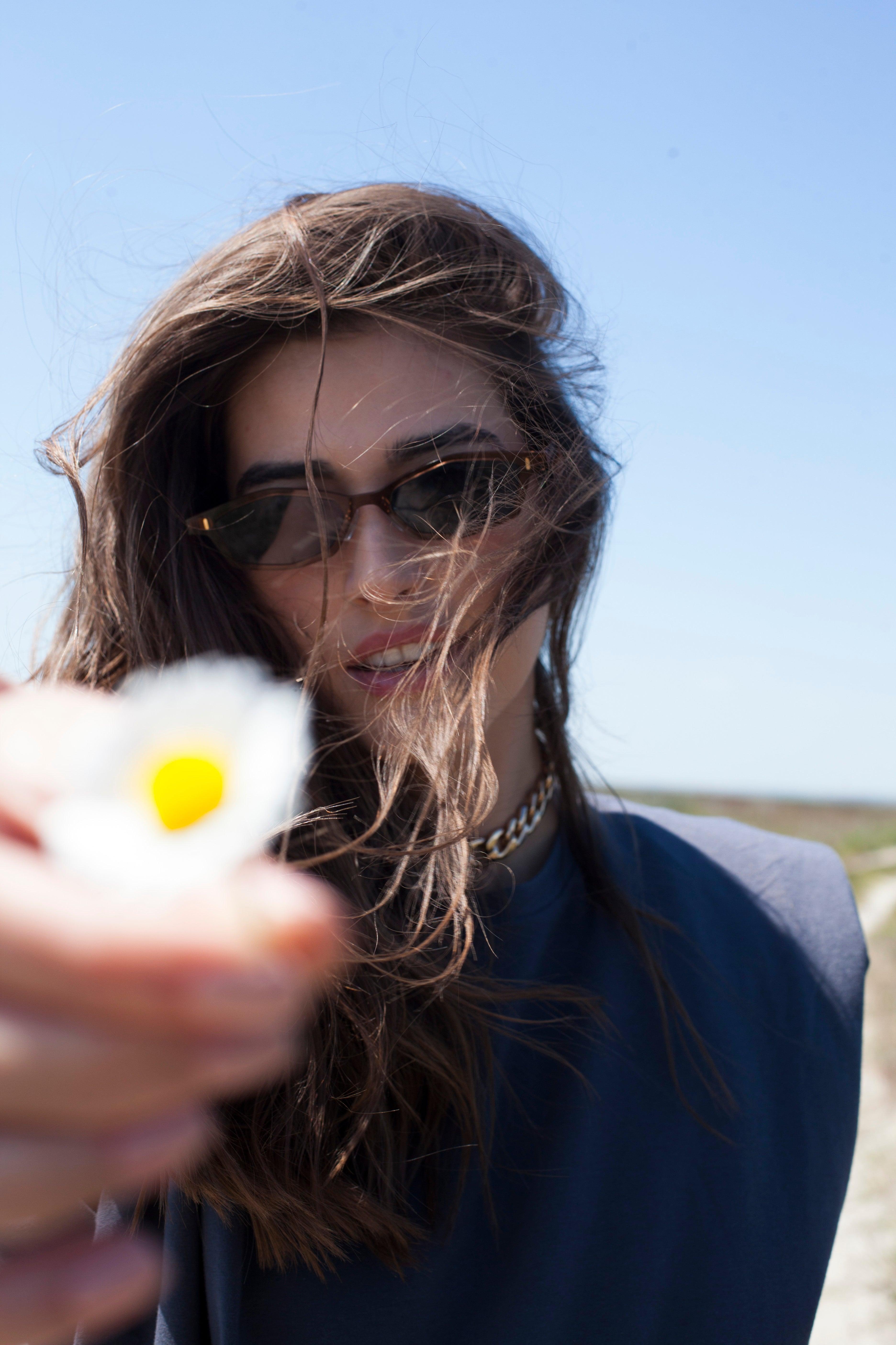 Ana Stefanescu in Spektre - sunglasscurator