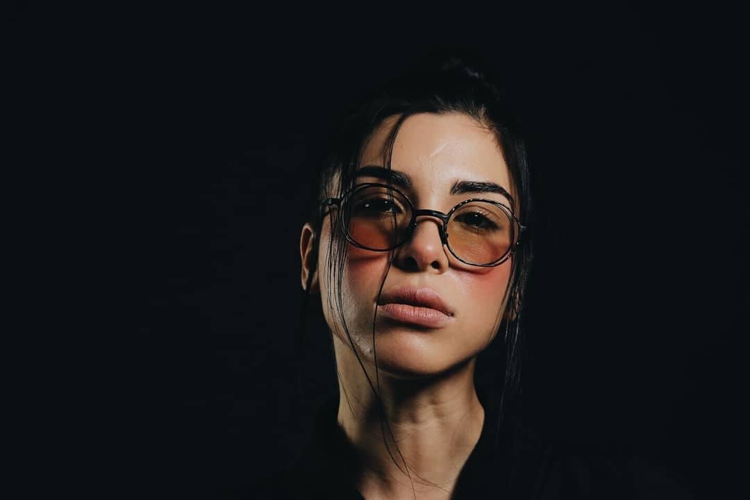 Estella Afen in Kuboraum - sunglasscurator