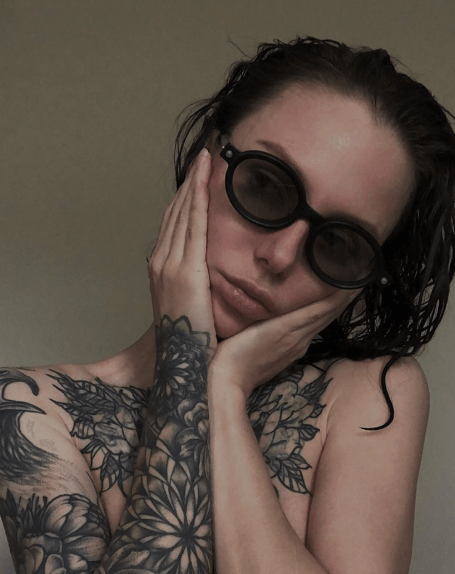 @god___e in Kuboraum - sunglasscurator